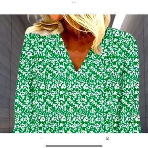 J Jill size medium Green Floral Ultra soft split neck pullover 3 button blouse